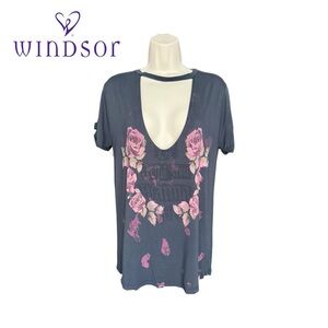Windsor Boho Chic T shirt. Y2K Rose Design. Keyhole Neckline. Gray. Size S